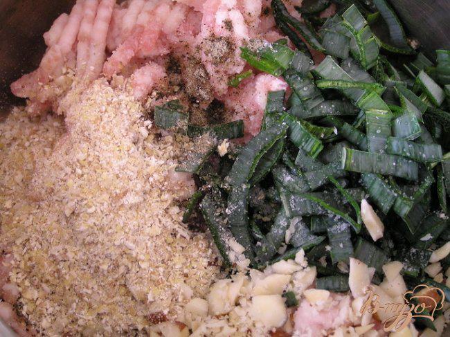 Фото приготовление рецепта: Котлетки с зеленью и бразильским орехом под томатным соусом шаг №2