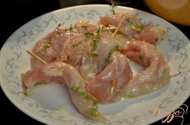 Фото приготовление рецепта: Куриный кебаб с салатом шаг №3