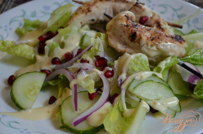 Фото приготовление рецепта: Куриный кебаб с салатом шаг №5