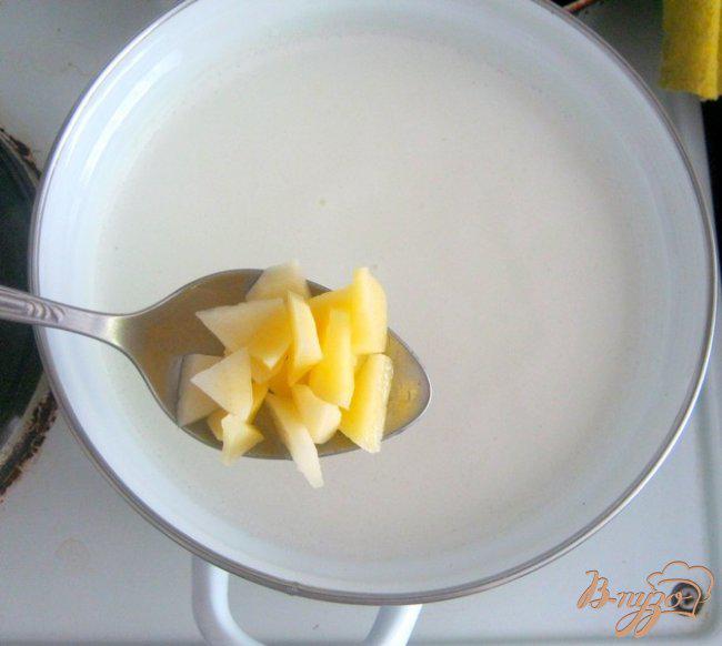 Фото приготовление рецепта: Молочный суп со щавелем шаг №3