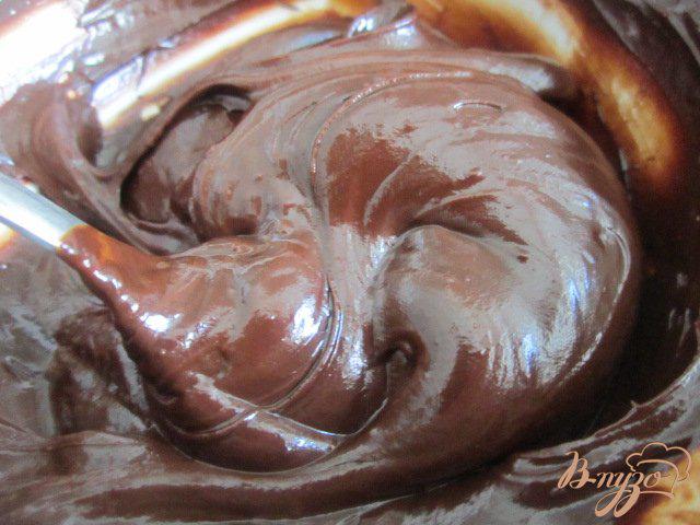 Фото приготовление рецепта: Макарон с шоколадным ганашем и лимонным курдом шаг №6