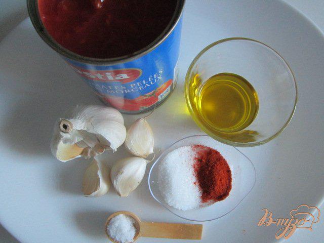 Фото приготовление рецепта: Томатно-чесночный соус к галушкам шаг №1