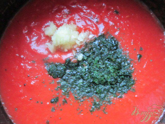Фото приготовление рецепта: Томатно-чесночный соус к галушкам шаг №4