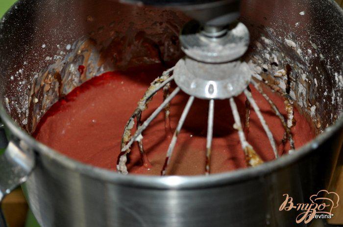 Фото приготовление рецепта: Красные бархатные капкейки шаг №3