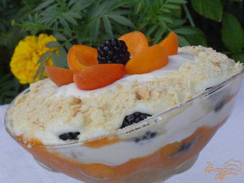 Фото приготовление рецепта: Десерт с абрикосами и ежевикой «По мотивам тирамису» шаг №5