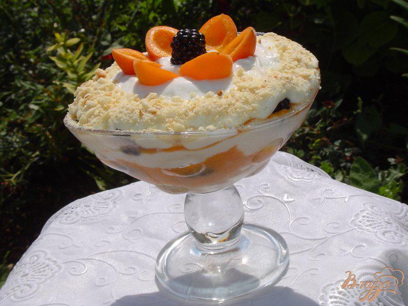Фото приготовление рецепта: Десерт с абрикосами и ежевикой «По мотивам тирамису» шаг №6