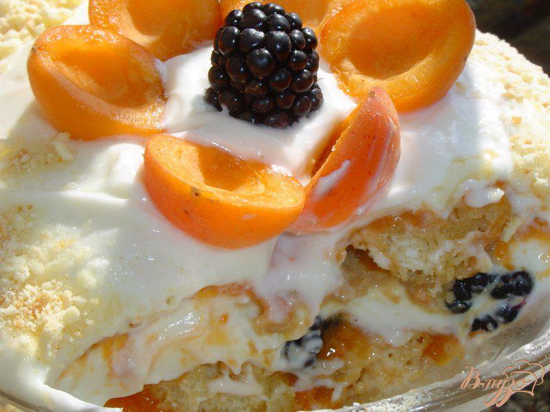 Фото приготовление рецепта: Десерт с абрикосами и ежевикой «По мотивам тирамису» шаг №7
