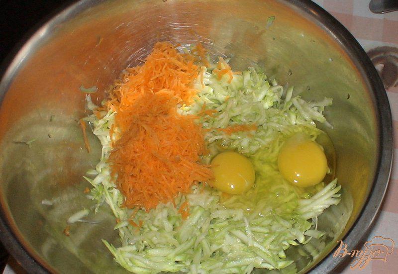 Фото приготовление рецепта: Кабачково-морковные оладьи шаг №2