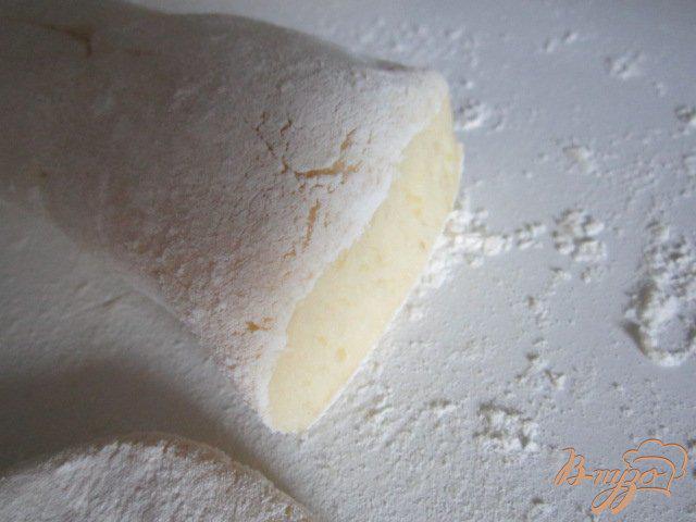 Фото приготовление рецепта: Картофельно-творожные  галушки с грибами шаг №4