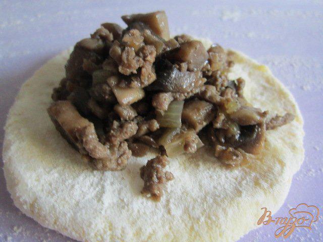 Фото приготовление рецепта: Картофельно-творожные  галушки с грибами шаг №5