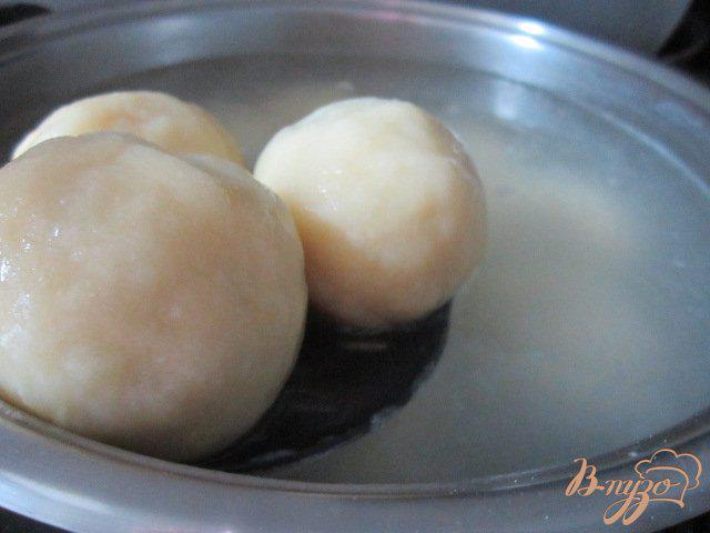 Фото приготовление рецепта: Картофельно-творожные  галушки с грибами шаг №7