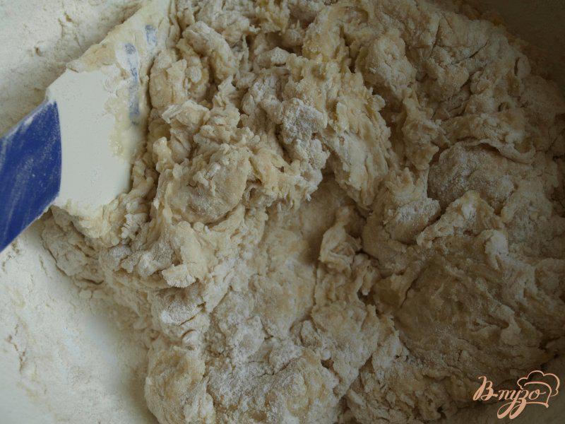 Фото приготовление рецепта: Мясные расстегаи с луком и яйцом шаг №2