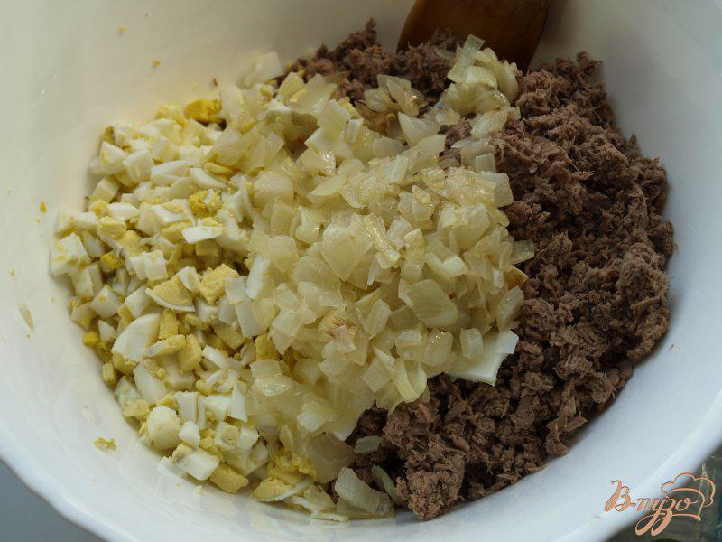 Фото приготовление рецепта: Мясные расстегаи с луком и яйцом шаг №5