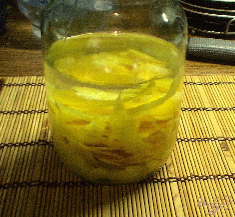 Фото приготовление рецепта: Ликер лимончелло шаг №3
