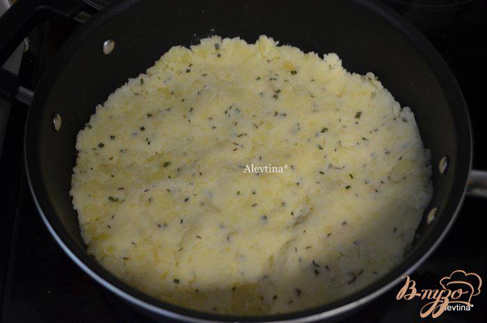 Фото приготовление рецепта: Жареный картофель по- швейцарски шаг №3