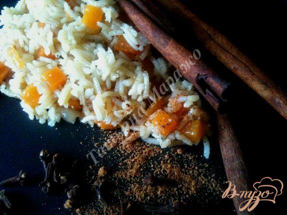Фото приготовление рецепта: Пряный рис с тыквой шаг №6