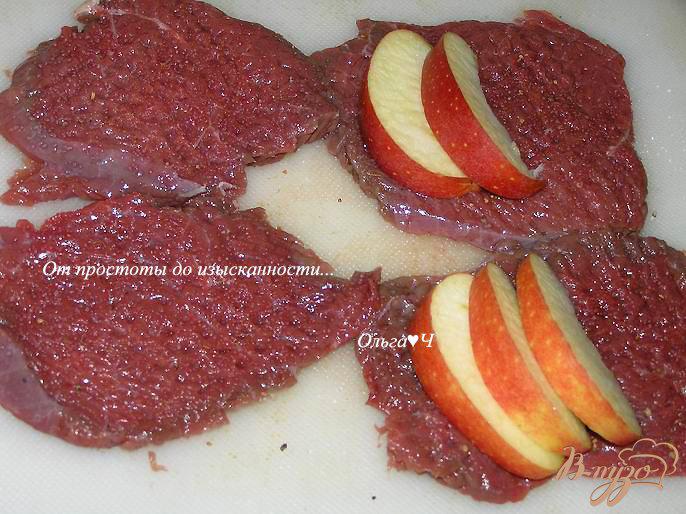 Фото приготовление рецепта: Шницель с яблоком и мятным сиропом шаг №2