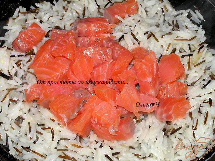 Фото приготовление рецепта: Рис с лососем шаг №3
