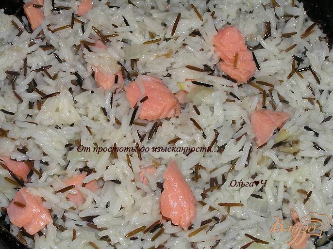 Фото приготовление рецепта: Рис с лососем шаг №4