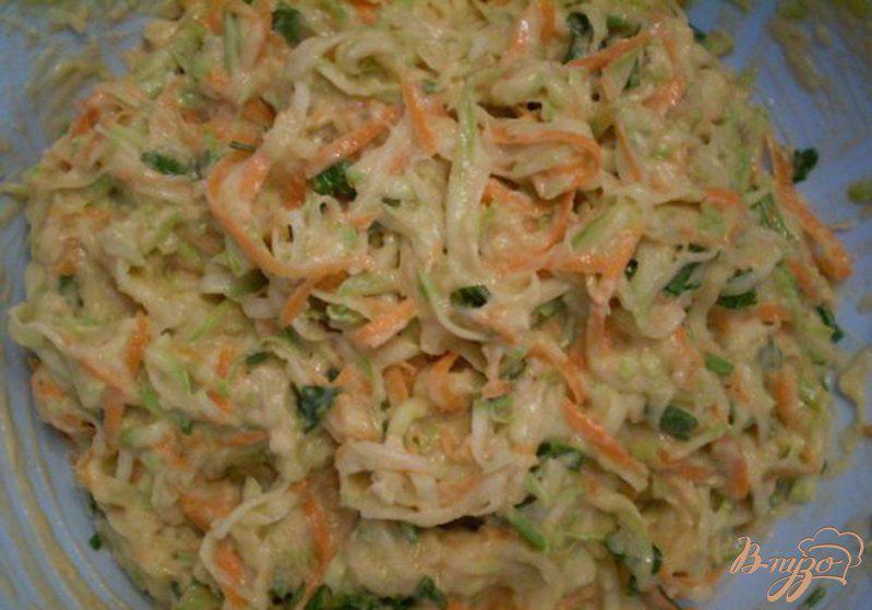 Фото приготовление рецепта: Кабачково-морковные оладьи шаг №4