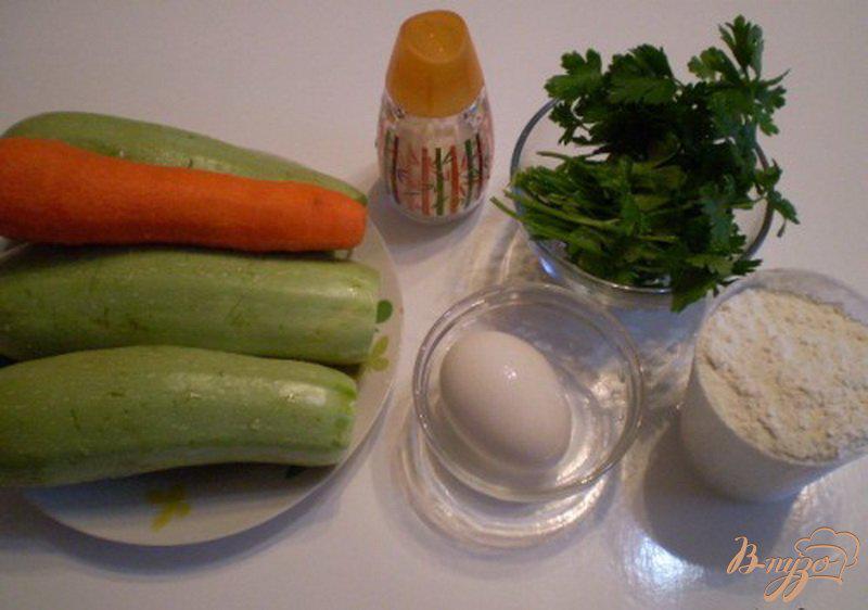 Фото приготовление рецепта: Кабачково-морковные оладьи шаг №1
