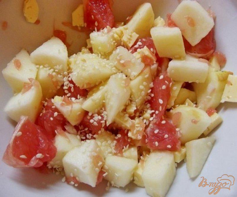 Фото приготовление рецепта: Салат фруктовый с сыром шаг №3