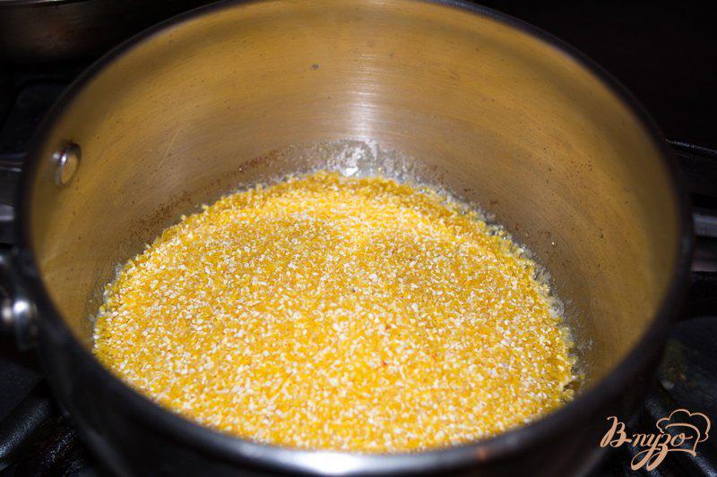 Фото приготовление рецепта: Кукурузная каша с грибным соусом шаг №1