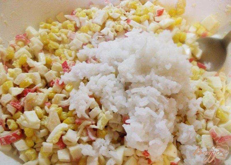 Фото приготовление рецепта: Крабовый салат с рисом и сухариками шаг №4