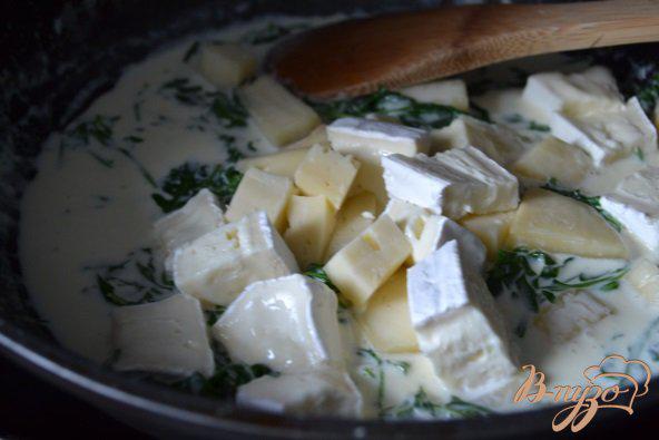 Фото приготовление рецепта: Сырный соус с рукколой шаг №3