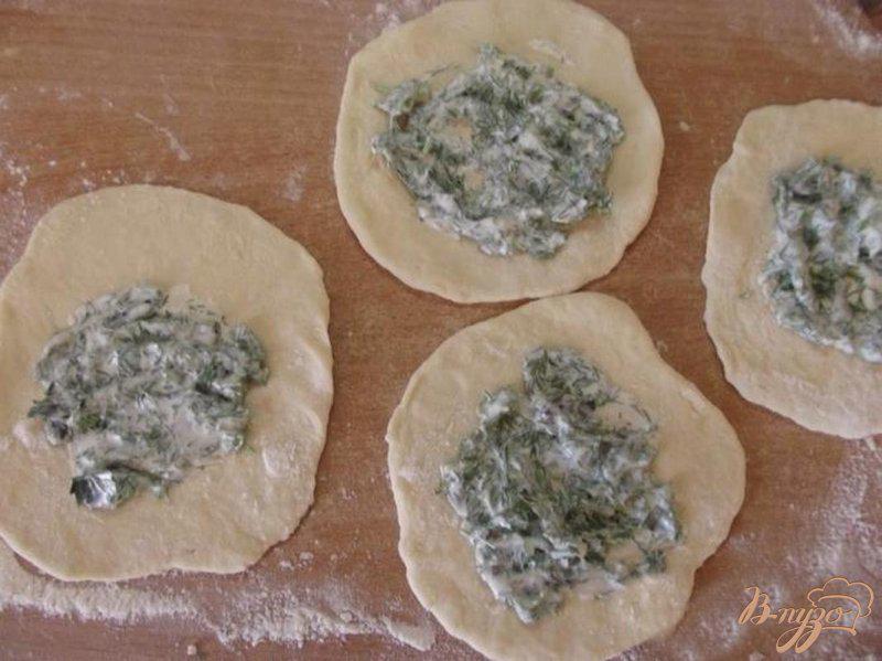 Фото приготовление рецепта: Адыгейские лепешки с зеленью шаг №4