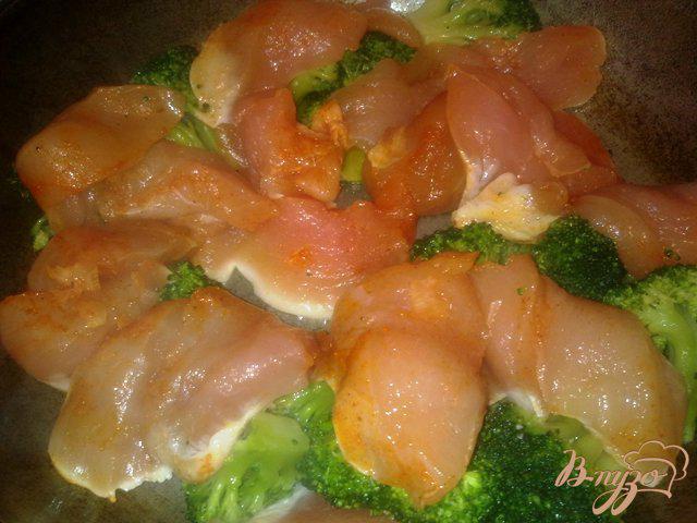 Фото приготовление рецепта: Куриное фрикасе с брокколи и ананасом в сливовой подливке шаг №9