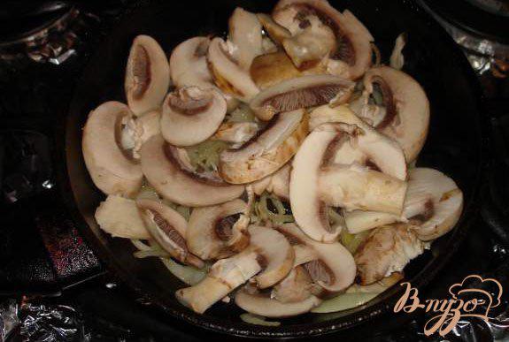 Фото приготовление рецепта: Сухарики с грибами шаг №3
