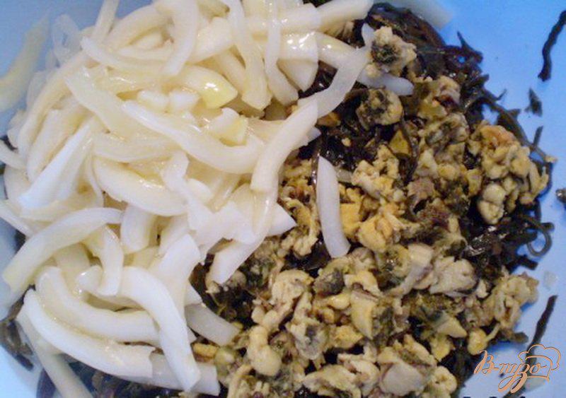Фото приготовление рецепта: Морская капуста с копченными мидиями и кальмаром шаг №3