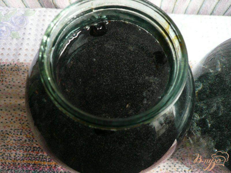 Фото приготовление рецепта: Простая настойка из черноплодной рябины шаг №3
