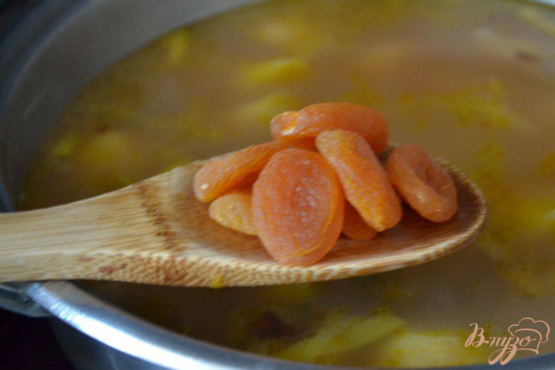 Фото приготовление рецепта: Густой суп с фасолью и абрикосами шаг №6