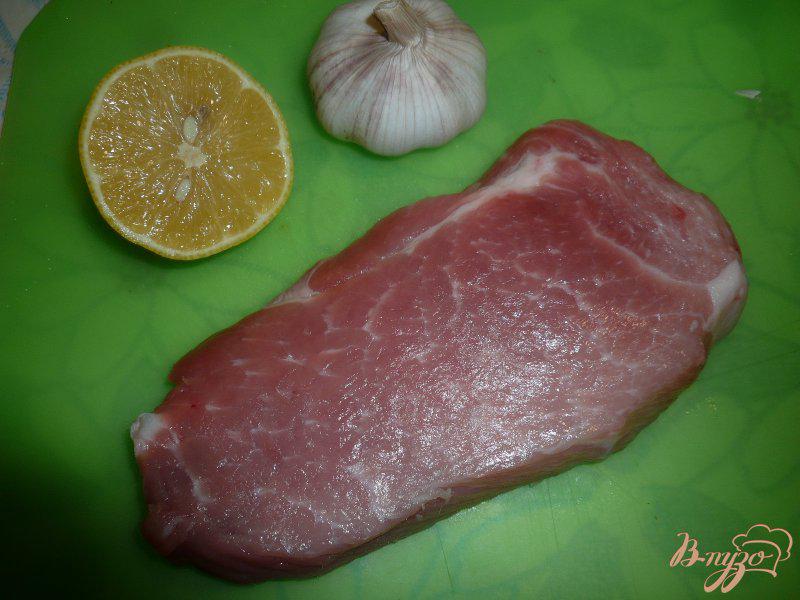 Фото приготовление рецепта: Свиной шницель с чесноком и лимонным соком шаг №1