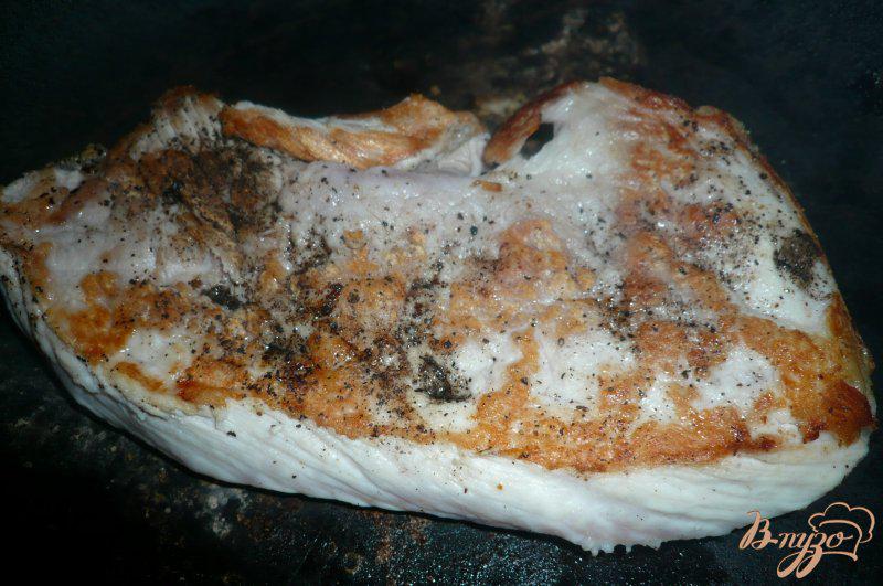 Фото приготовление рецепта: Свиной шницель с чесноком и лимонным соком шаг №4