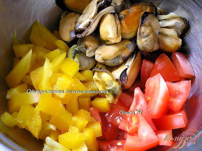 Фото приготовление рецепта: Салат с мидиями и овощами шаг №1