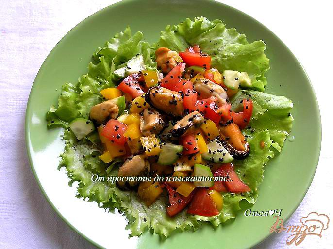Фото приготовление рецепта: Салат с мидиями и овощами шаг №4