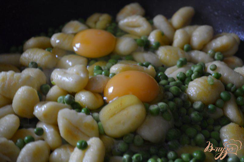 Фото приготовление рецепта: Ньокки с зеленым горошком и яйцом шаг №4