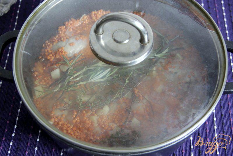 Фото приготовление рецепта: Соте из  красной чечевицы с куриными голенями шаг №6
