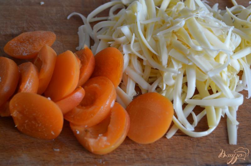 Фото приготовление рецепта: Самса с сыром и абрикосами шаг №1