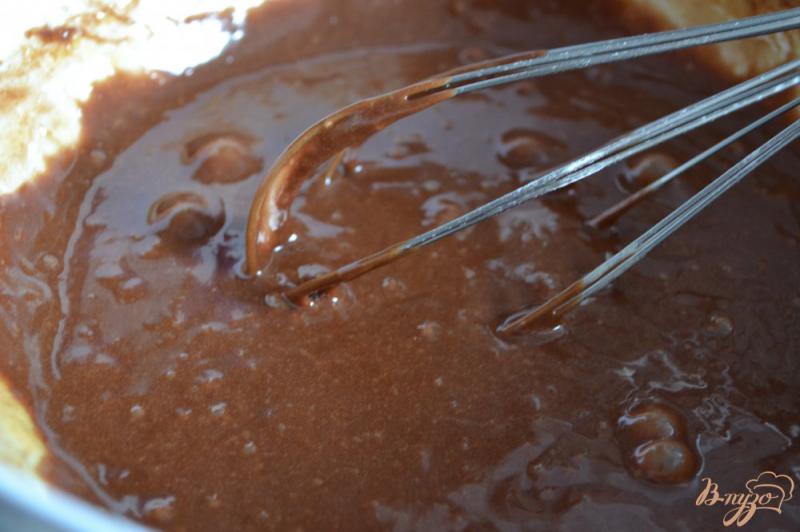 Фото приготовление рецепта: Шоколадный  фондан с малиновым конфитюром шаг №4