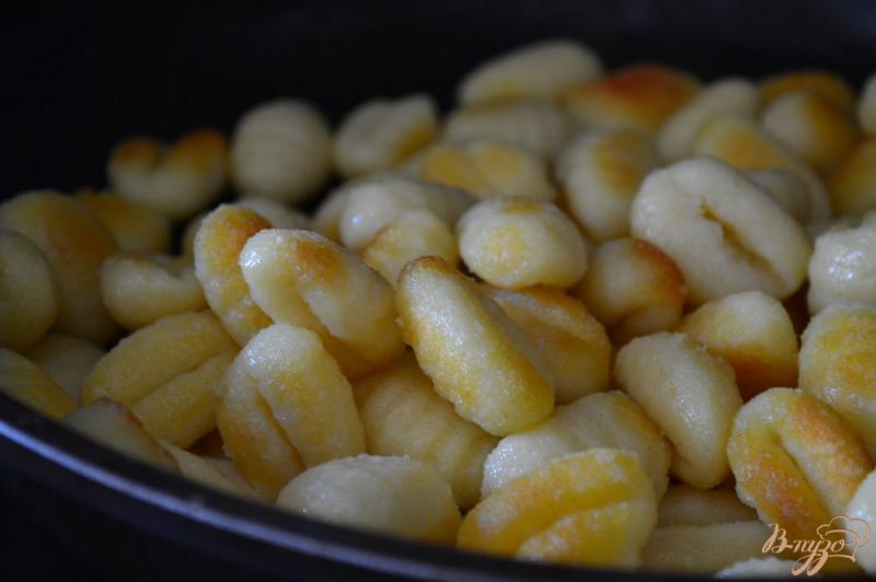 Фото приготовление рецепта: Ньокки в сырном соусе с песто шаг №1
