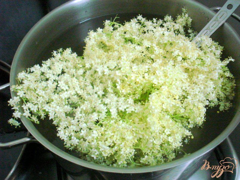 Фото приготовление рецепта: Квас из цветов бузины шаг №3