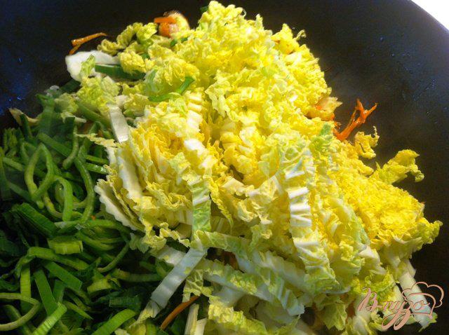 Фото приготовление рецепта: Теплый  салат с мидиями шаг №9
