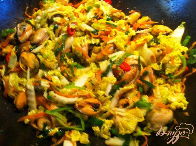 Фото приготовление рецепта: Теплый  салат с мидиями шаг №12