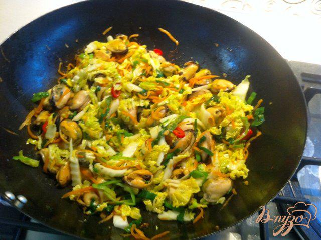 Фото приготовление рецепта: Теплый  салат с мидиями шаг №10