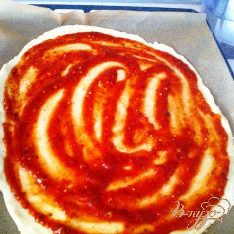 Фото приготовление рецепта: Пицца с салями шаг №8