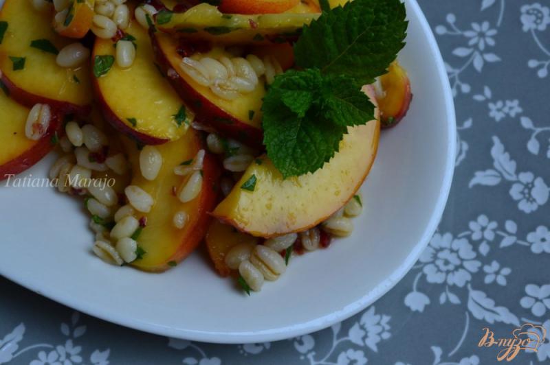 Фото приготовление рецепта: Сладкий салат с персиками и перловой крупой шаг №4